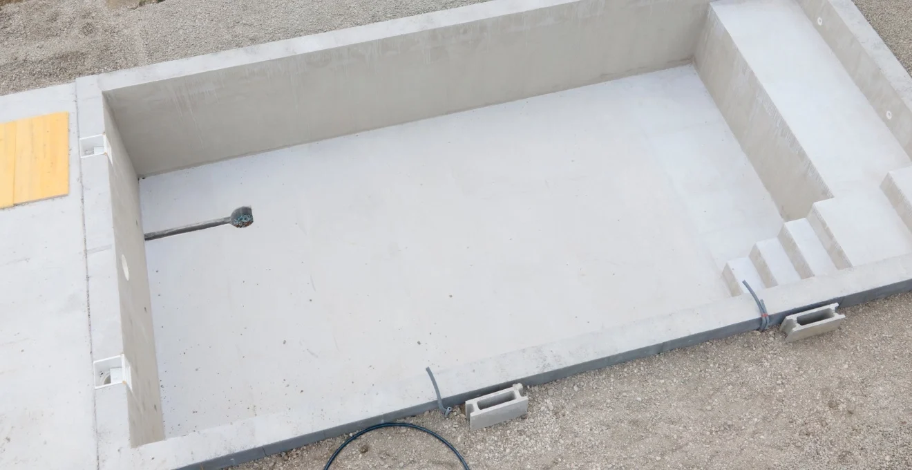 piscine-en-kit-en-beton-ou-polystyrene-quel-choix-pour-un-terrain-en-pente